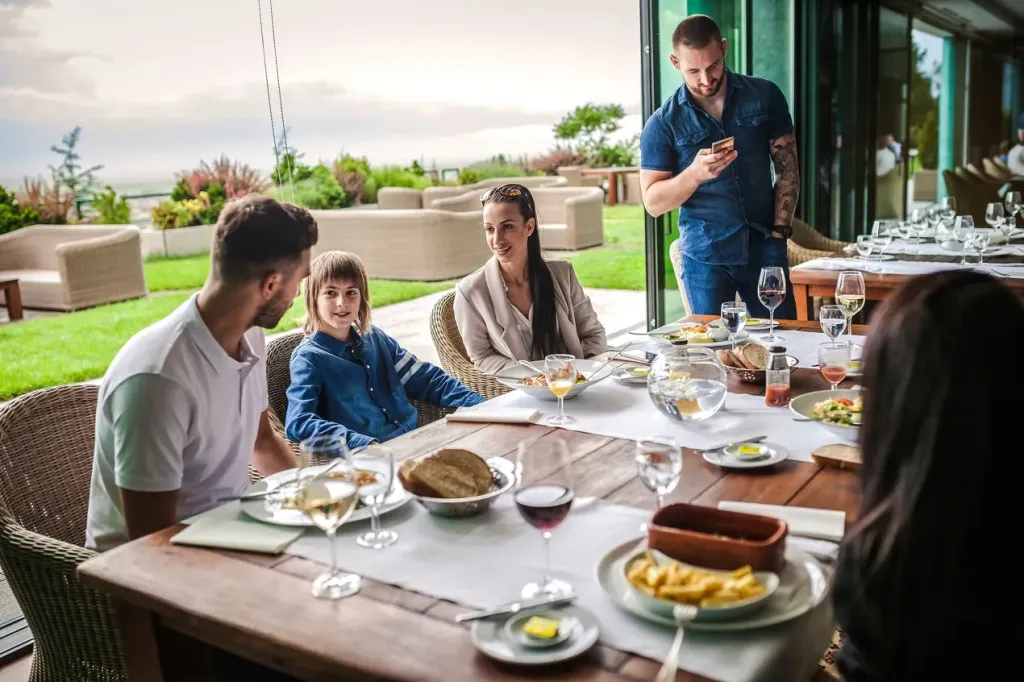 Czy hotelowe restauracje serwują specjalne dania dla dzieci?