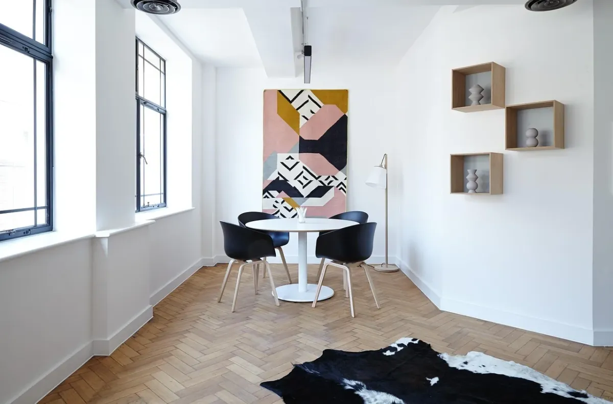Elegancko nakryty stół w restauracji z porcelaną i szkłem, tworzący wyrafinowaną atmosferę sprzyjającą rozmowie.